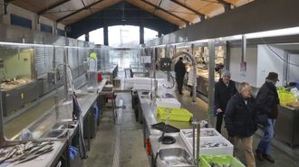 Las mesas centrales ser�n los mostradores provisionales. Los puestos de venta de acero inoxidable que se eliminar�n ser�n los mostradores que utilizar�n los pescaderos de forma temporal en la nave central del mercado.