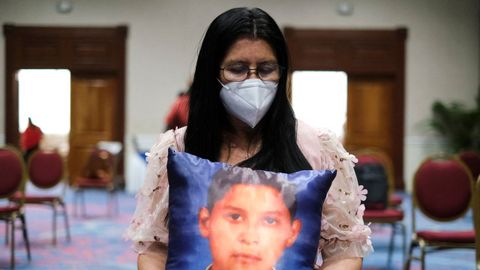 Una mujer de El Salvador sostiene una almohada con la fotograf�a de su hijo desaparecido en El Salvador.