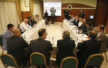 Participantes en la reuni�n del proyecto de creaci�n de la Estaci�n N�utica do Ribeiro. 