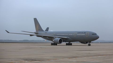 Vista del avi�n A330 MRTT, con capacidad para unas 250 personas, que ha despegado esta ma�ana de la Base A�rea de Torrej�n.