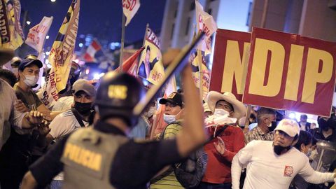 La Polic�a dispersa a los simpatizantes del presidente peruano, Pedro Castillo, para evitar enfrentamientos con los manifestantes a favor de la destituci�n en los exteriores del Congreso, la noche del lunes en Lima 