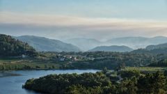 El humo del incendio en Carballeda de Avia y el humo del fuego de A Caiza que tambin ha llegado hasta O Ribeiro