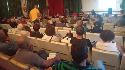 A la reunión del pasado viernes acudieron más de cien vecinos 