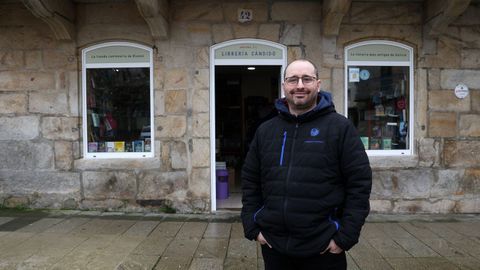 Pablo G�mez es el actual propietario de la centenaria librer�a C�ndido en Rianxo