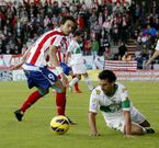 Óscar Díaz, junto a un jugador del Elche, en un partido en que su gol dio la victoria al Lugo.