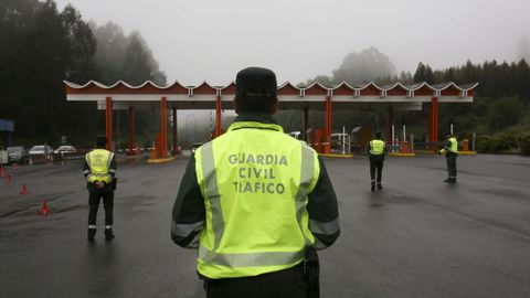 Guardias civiles preparados para realizar un control de drogas y alcohol en el peaje de la AP-9 en Fene.