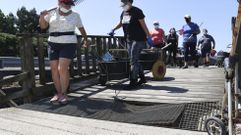Las rejillas de la pasarela est�n rotas y las mariscadoras tienen que sortearlas para evitar hacerse da�o