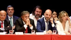 Delante, los del PSOE Abel Losada, Javier Pardo, Jaime Aneiros y Patricia Rodr�guez Calvi�o; detr�s, los portavoces del PP y Marea, Alfonso Marnotes y Rub�n P�rez, y la concejala de Marea Oriana M�ndez