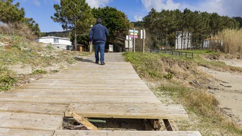 Una tabla hundida en la pasarela de la playa de Estorde, en Cee, impide el paso de sillas de ruedas y deja inservible un tramo.
