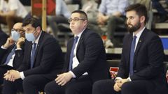 <strong>Iago Castro (derecha), en el banquillo del Breog�n, en el 2021, junto al t�cnico Diego Epifanio</strong>