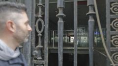 Pablo L�pez, gerente de Servicios Inmobiliarios AM, delante de la verja de los locales comerciales que est�n a la venta