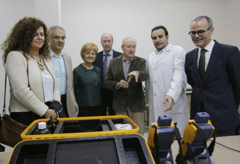 Profesionales de A Farixa le muestran al conselleiro equipamiento docente de una nueva aula. 