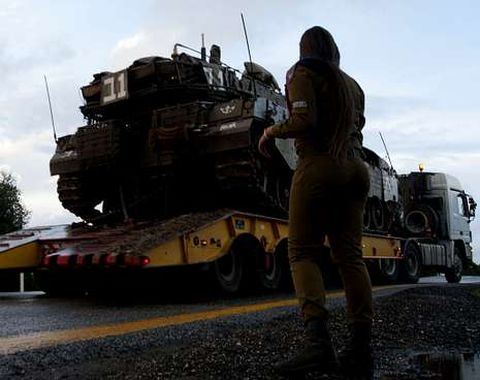Una soldado israel� observa el traslado de veh�culos militares en los Altos del Gol�n.