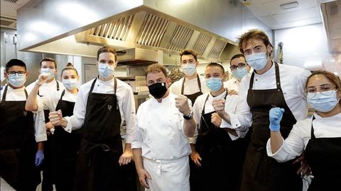 Tania Garca Mndez, tercera por la izquierda, al lado del chef del restaurante Oria, Xabi Goikoetxea, y de Martn Berasategui