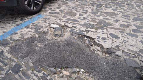 «<span lang= gl >Outra imaxe da rúa dos Loureiros, co empedrado cheo de baches e en moi mal estado en xeral</span>»