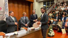 No� Te�filo Fern�ndez en el momento de recoger el galard�n, que le fue entregado en un acto celebrado en el aula magna del centro