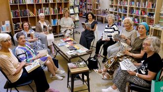 Leni, Rosa, Maite, Isabel, Carmen, Patricia, Mar�a Jos�, Pili, Isabel y Pilar, comentando este verano los �Ensayos� de Montaigne en la librer�a coru�esa Moito Conto. 