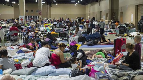 Cientos de personas han acudido al refugio de emergencia en un centro de exposiciones de Miami.
