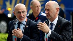 Luis de la Fuente y Rafael Louz�n, a su llegada al Atlanta Stadium antes del partido del Mundial entre Espa�a y Arabia Saud�.