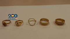 Los anillos que le robó a la anciana y que fueron recuperados en una casa de compraventa de oro de Pontevedra.