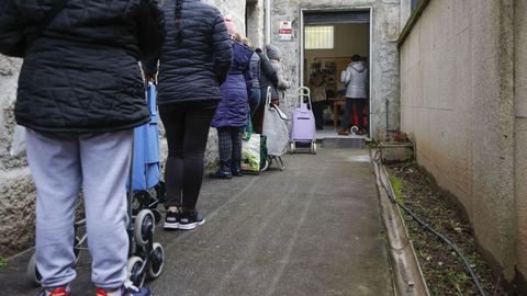 Imagen de archivo de colas para recoger alimentos en la parroquia de Ftima.