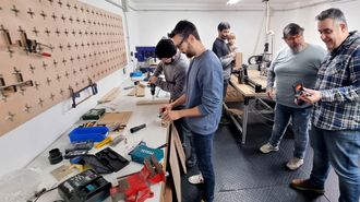 Socios de la asociaci�n de �makers� viguesa A Industriosa en su local de Gregorio Espino