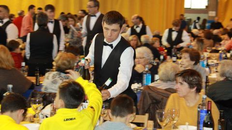 Codillo.M�s de 1.050 comensales se citaron en la Festa do Codillo