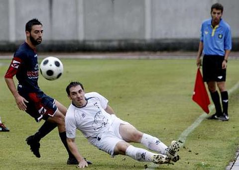 Maikel, a la derecha, despu�s de despejar el bal�n en el partido ante el Boiro en A Pinguela.