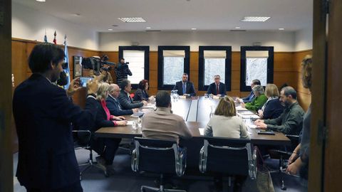 El presidente del Principado, Adri�n Barb�n, con la presidenta de la Federaci�n Asturiana de Concejos (FACC), Cecilia P�rez; los cinco vicepresidentes de esta entidad; las alcaldesas de Gij�n, Ana Gonz�lez, y Avil�s, Mariv� Monteser�n, y con los alcaldes de Oviedo, Alfredo Canteli, y Siero, �ngel Garc�a