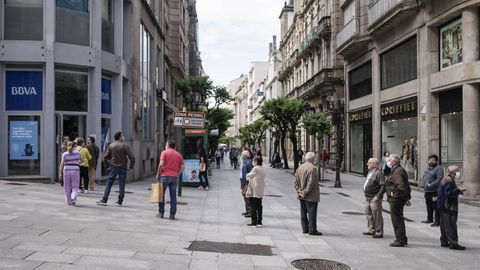 Colas para ir a los bancos en el centro de Ourense 