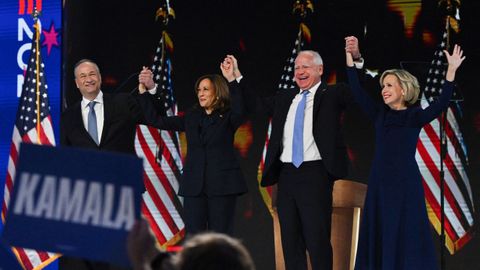 Kamala Harris y Tim Walz, con sus parejas tras ser nominado candidatos a presidente y vicepresidenta demcratas a la Casa Blanca.