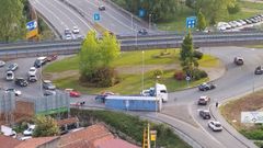 Vuelco de un contenedor en una rotonda del barrio de Navia de Vigo