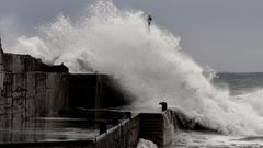 Vista del puerto de la localidad asturiana de Cudillero donde se han producido olas de entre 4 y 5 metros de altura