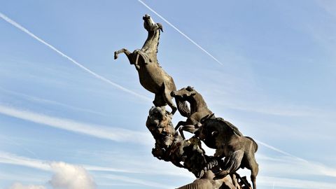 La estampida de caballos realizada por Juan Oliveira para la plaza de Espa�a.