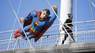 Supermán, en el puente de Alfonso Molina