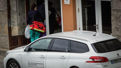 Los sanitarios del Sergas realizaron esta maana pruebas PCR a los 24 jugadores del equipo madrileo que se encuentran en el interior del hotel corus NH Finisterre