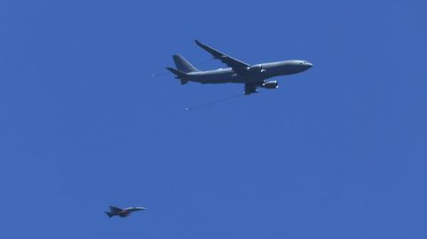 Imagen del A330 captada en Barbanza, junto a un caza, preparados para abastecimiento en vuelo