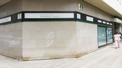 La oficina del Instituto Nacional de la Seguridad de Carballo est� ubicada en un lateral de la Praza da Cruz Vermella, a pocos metros de la de la Tesorer�a del organismo estatal, esta en a calle Barcelona. Que, por cierto, es muy amplia en superficie e igualmente ha visto c�mo se ha ido reduciendo el personal. Pocas cosas se pueden hacer en ella sin cita previa, acaso la actualizaci�n de datos personales y poco m�s. 