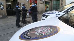 En una imagen de archivo, agentes de la Polic�a Local de Santiago durante un operativo en la plaza de O Toural.