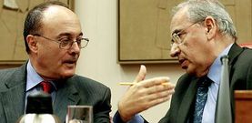 Linde, conversando ayer con Alfonso Guerra, que preside la Comisi�n de Presupuestos del Congreso.