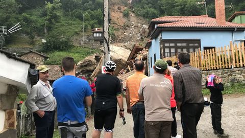 Vecinos del pueblo observan expectantes las casas arrasadas por el argayo