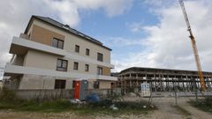 El residencial Playa de las Catedrales, en San Miguel, de momento con tres bloques con 135 pisos, de los cuales ya solo quedan diez libres