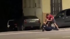 Captura de pantalla del v�deo difundido por SocialDrive en el que un vecino de L'Olleria (Valencia) da una paliza a un hombre que realiz� tocamientos a varios menores de edad
