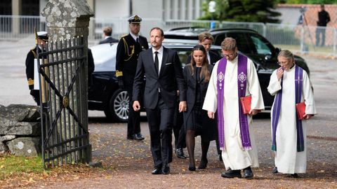 El rey Haakon de Noruega, la princesa Ingrid Alexandra, la reina Sonja y el pr�ncipe Sverre Magnus llegan a la iglesia de Asker.