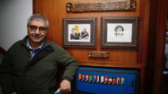 Jos� Manuel Gonz�lez, de As Areas I, posa junto a la foto de sus padres, fundadores de este conocido hotel situado en Covas (Viveiro)