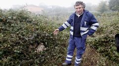 Un empleado municipal que se dedica a retirar nidos de velutina muestra los restos del que el viernes rompi� el tractor del hombre que muri�