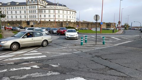 Carretera en mal estado en la zona de la rotonda del castillo de San Ant�n