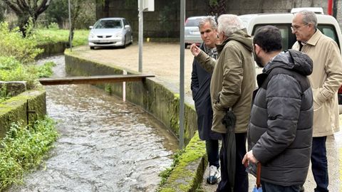 El portavoz del PP en Pontevedra, Rafa Dom�nguez, con vecinos del entorno de Padre Fernando Olmedo