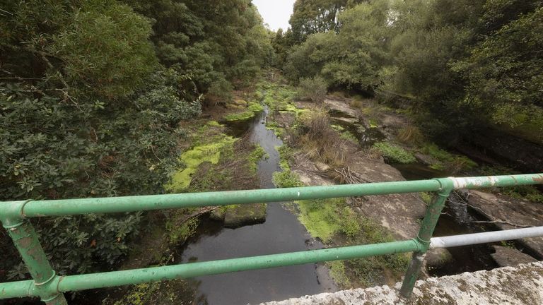 El caudal m�nimo del r�o Grande, ayer, a su paso por el t�rmino municipal de Vimianzo.