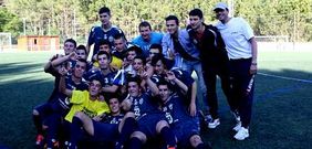 Los futbolistas del Dumbr�a y sus dos entrenadores, Pablo Conde y Serguei, festejando el t�tulo con el trofeo en el campo.
